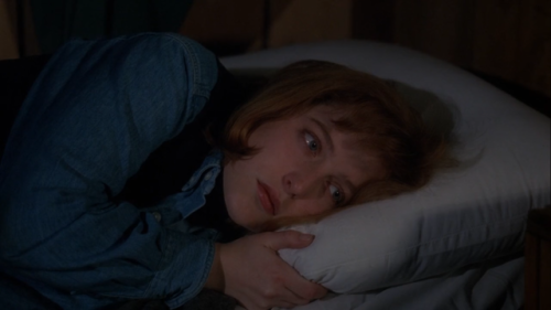 Dana Scully in The X-Files ep 1.20 Darkness Falls