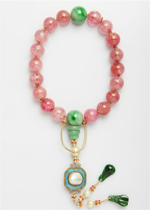 Buddhism jade beads of empresses in Qing dynasty collected by Palace Museum via 故宫博物院.