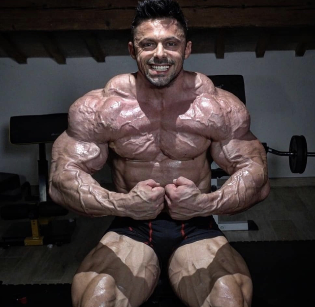 Sfinnxxx:mattia Vecchi, Smiling. 
