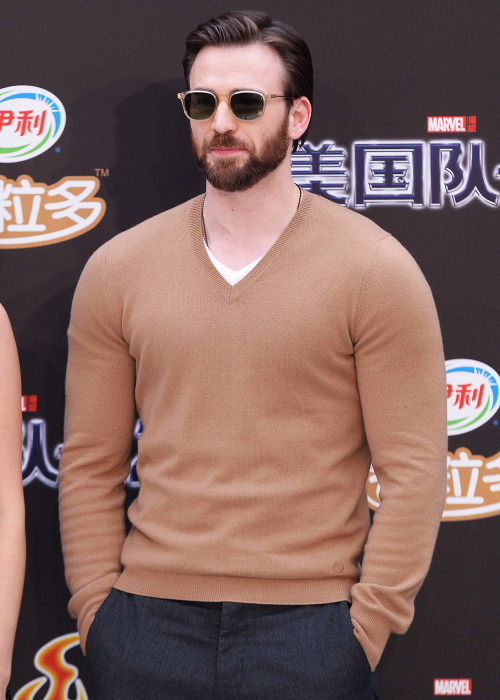 chrisevanslive:CHRIS EVANS at the CATWS premiere in Beijin, 2014.