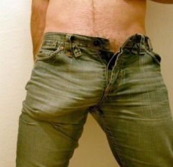 hugethingsss:  absolut_ bulge h u g e t h i n g ( s s s ) 