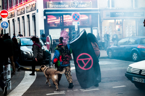 monsieurobturateur:  Manifestation du groupe Antifasciste NP2C contre le meeting de Marine Le Pen à Lille. Aucun journaux n’a parlé de ce qui c’est passé ce soir là, et pourtant ce n’est  pas faute d’avoir essayé d’exister. 