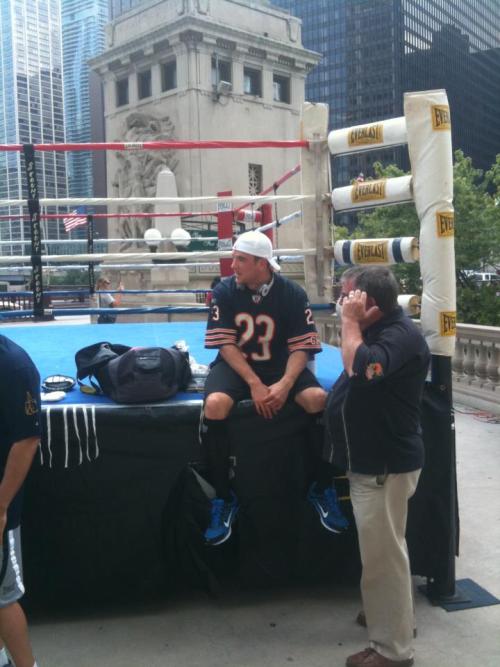bluesocksmell:  Mike Lee Boxer behind the scenes 