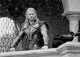 simplychrishemsworth: asgardian dork in a cape