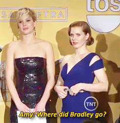 austnbutlr:  Jennifer Lawrence reacting to Bradley Cooper’s disappearance at the SAG Awards Press Room 