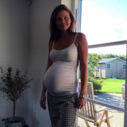 youlingerie:  “#week40pregnant #anyminutenow #maternityshoot Tror nogen har glemt at fortælle den unge dame at hun var ventet i mandags…… 