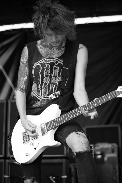 askin-alexandria:  black and white Ben Bruce appreciation post.BEST ASKING ALEXANDRIA