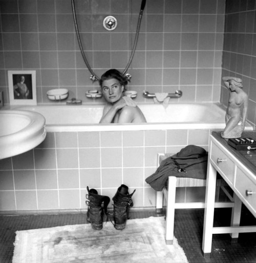  Lee Miller: The Woman in Hitler’s Bathtub, Munich, 1945