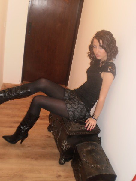 bottomboibelow:  s-i-s-s-y-b-i-t-c-h:  Nice!   Doesn’t she look like the kind of