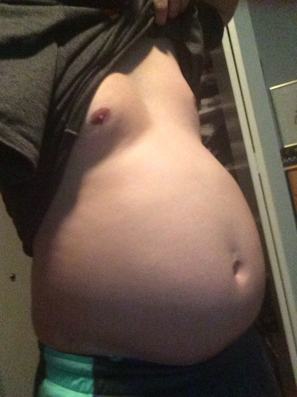 bellylover111:  I literally look like a human balloon xD my gut just keeps expanding!!!