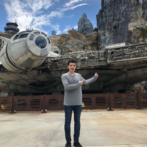 ‪#GalaxysEdge coast to coast! (When they say “bright suns” in Florida they really mean i