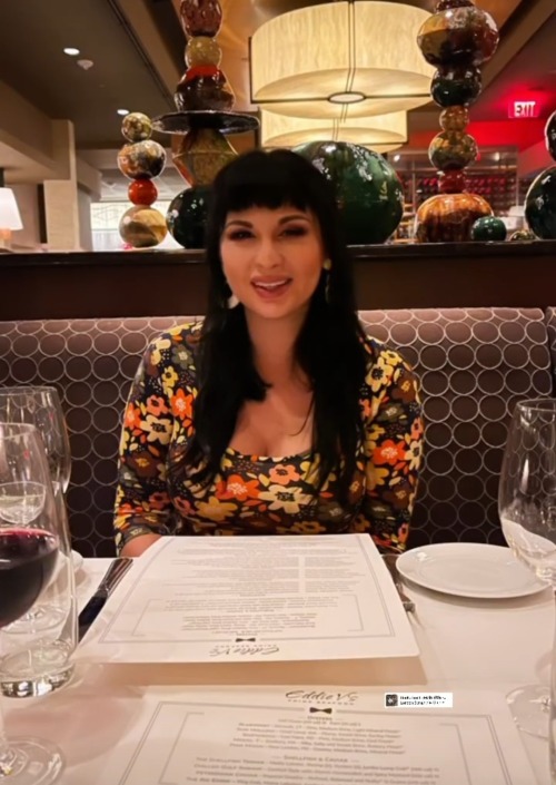 khandeelee: insomnias-transgender-bride: who wants to have Dinner with Bailey? A dream come true!!! 