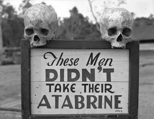  Publicité pour Atabrine, un médicament anti-malaria. Nouvelle-Guinée, Deuxième Guerre Mondiale. Atabrine add, anti-malaria medicine, New-Guinea, WWII. 