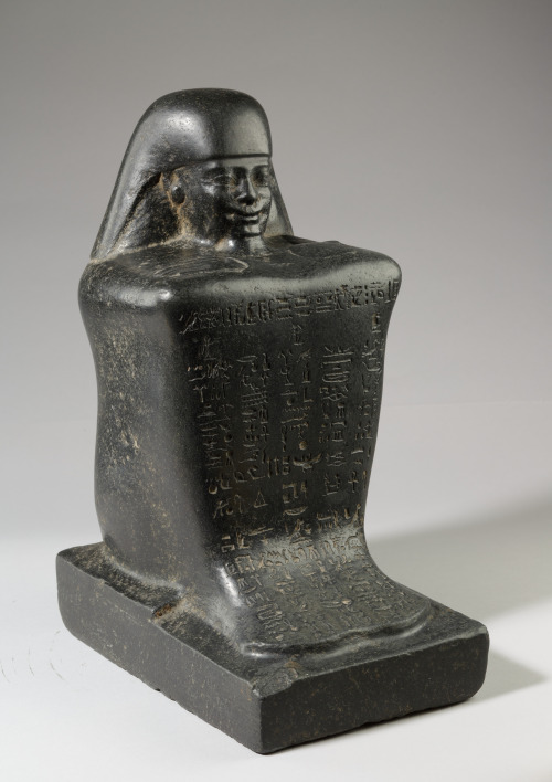 Egyptian block statue (gabbro) of one Nespamedu, son of Paiunhor and Tanethut. Artist unknown; 305-3