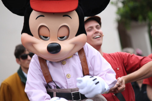 dapperzack:  15 minutes into disneyland and chill and he gives you this look   NO.