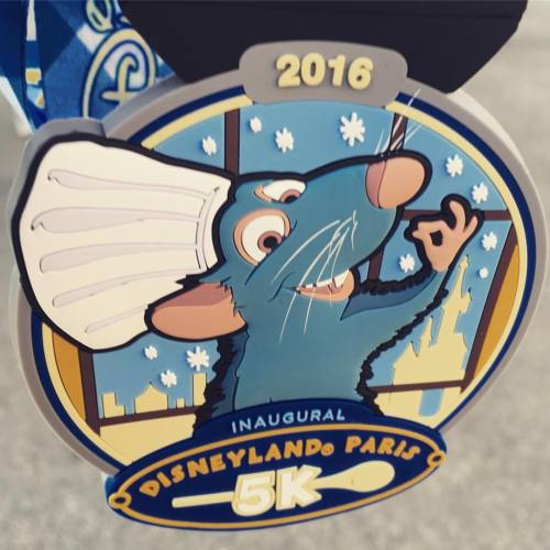 We did it! #rundisney #disneylandparishalf #disneylandparis (at Disney Land Paris)