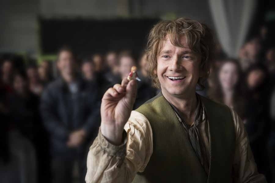   The Cast of The Hobbit Pose with their Legos!  