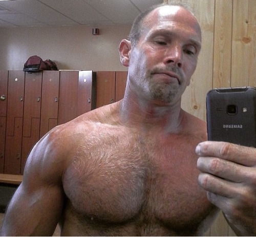 daddyworship:  Take as many selfies as you want, Daddy… you deserve to be looked at.