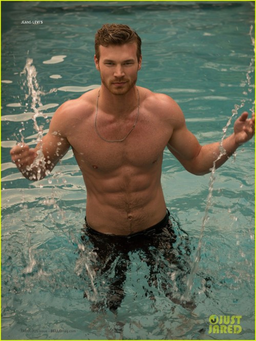 boytrappedinthcloset:  Look at Derek Theler perfectly shaped abs
