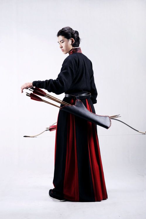 saucefactory:  moonbeam-on-changan:Traditional Chinese hanfu for archery by 夏雪憶夢  Oh, yes. I am all about delicate young men handling weaponry.