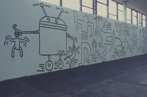 hologram-evil:Keith Haring painting a wall at the Pavilion of the 17th Biennial of São Paulo, 1983