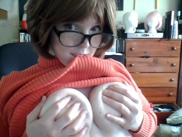 sketchyecchi:  So I saw this cosplay photo floating around. Then drew this image.