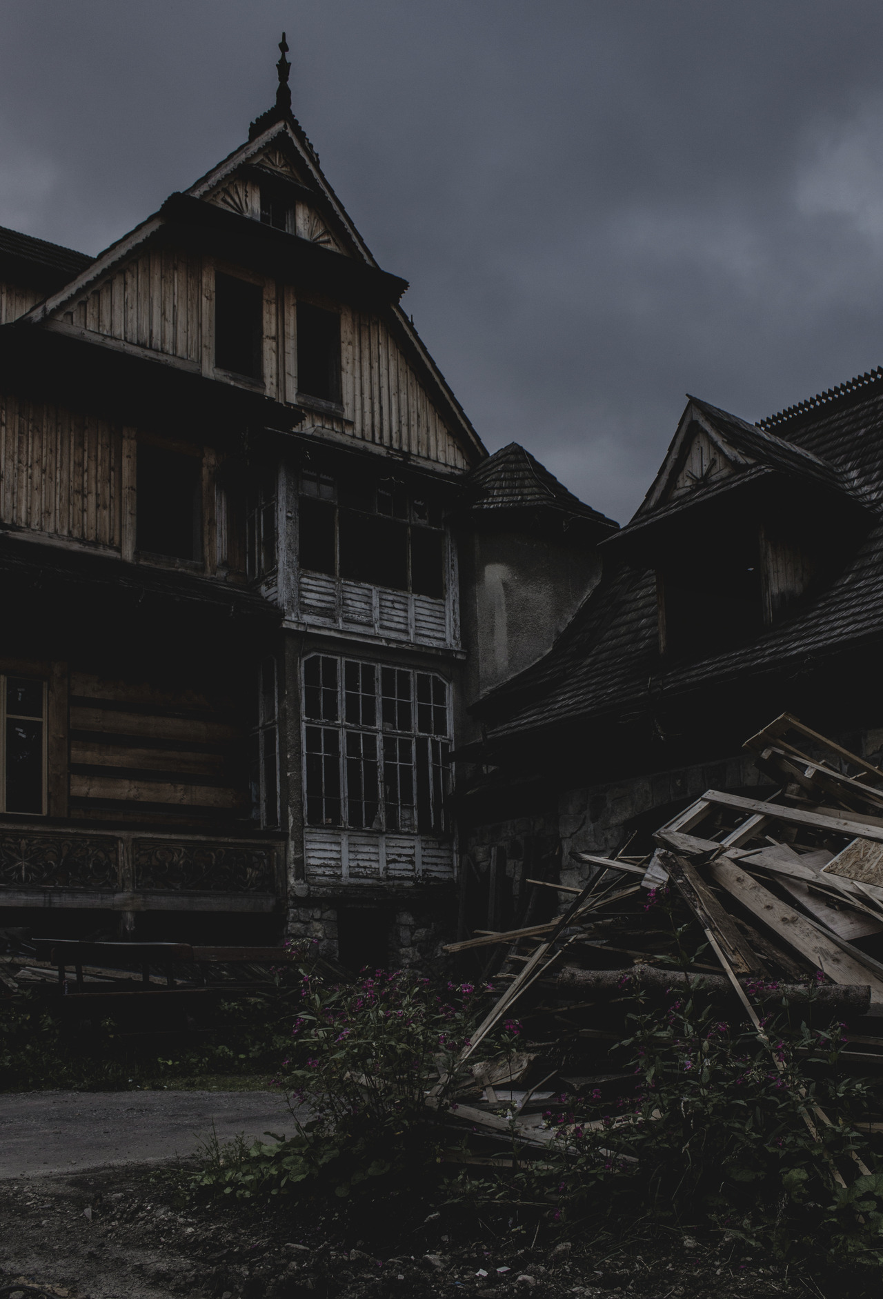 sovietgoner:  Dystopus XIII. Darkness seeping from the windows.