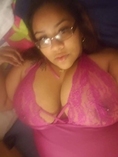 xfreaksxonly18upx: She gots some bigg ass titties