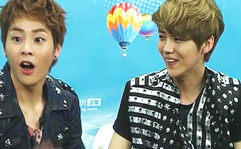 xiuhan-posts:  Xiumin’s expression is like: “Aww, cute…” Hahaha. He is cute