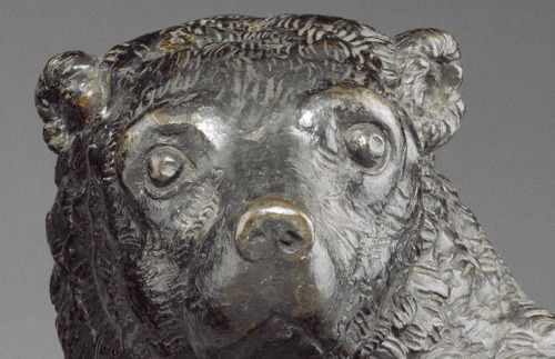 The tiniest bear next to the most giant dog? In the 1500s realistic animals sculptures were on trend
