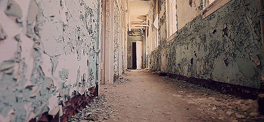 image animée d'un couloir abandonné en urbex