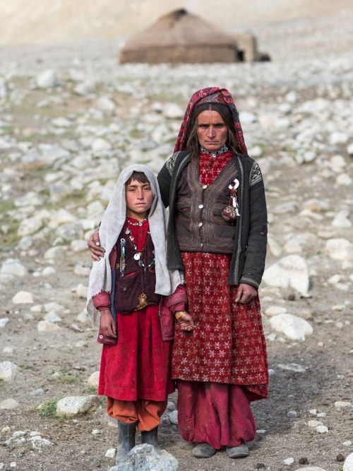 Portrait of a wakhi nomad mother with her daughter, Big pamir, Wakhan, Afghanistan. Taken on August 