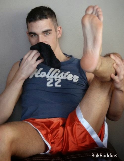 hotdamnsocks:  sockssneakersfeet:SOCKS, FEET &amp; SNEAKERS - IV  Yes