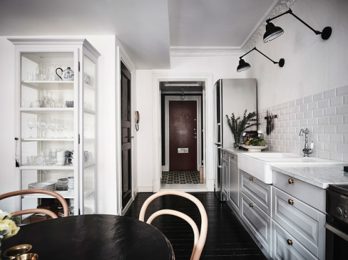 A Single Apartment With Lots Of Contrast | Goteborg, SwedenLayout:(Source: entrancemakleri.se, Photo