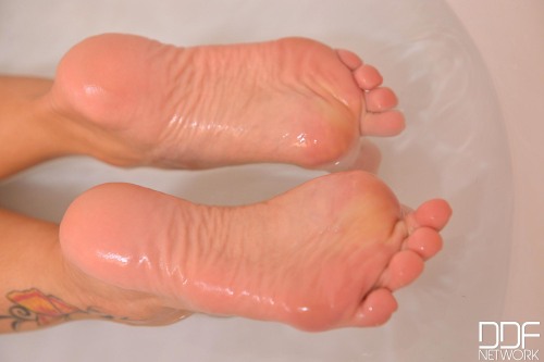 barefootbondage