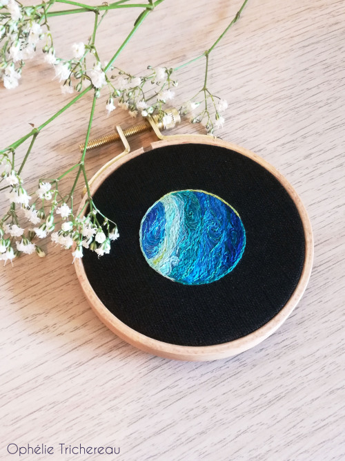  “Uranus”Hand embroidery.DMC embroidery threads on linen.Frame : 8cm in diameter.Planet 