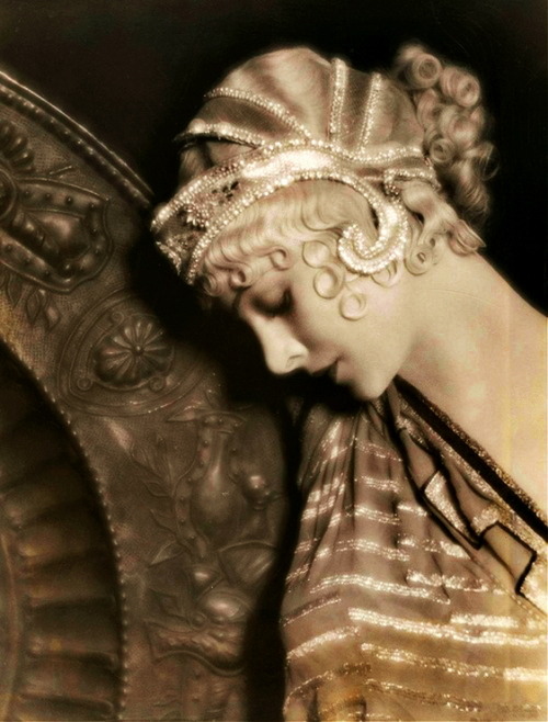 hellas-inhabitants: The famous actress of the 1930s Myrna Loy dressed in Greek costume. Η διάσημη ηθ