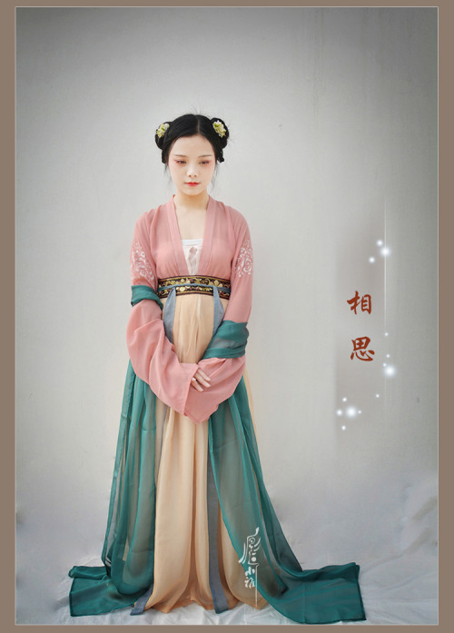 fouryearsofshades: (via 【小雅】汉服 相思 绝版-淘宝网) Waist-high Ruqun/襦裙 from 小雅’s Hanfu (han chinese cloth