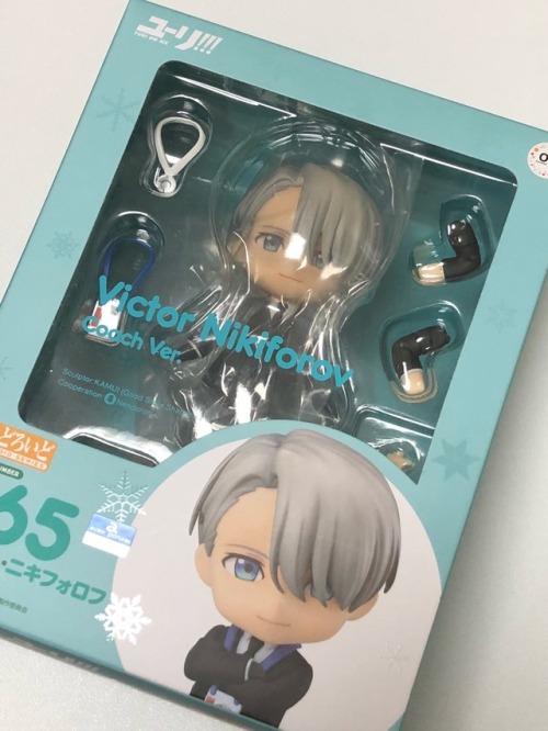 うちにもヴィクトルコーチと、海外のグッズが届いたー！