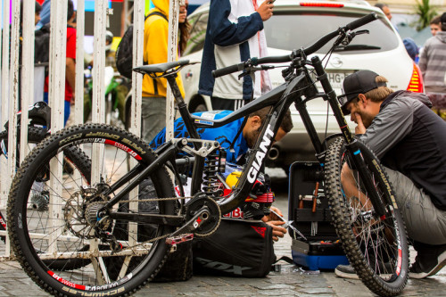 aces5050:  Prototype Giant Glory DH 27.5 for Marcelo Gutierrez (via Vital MTB)