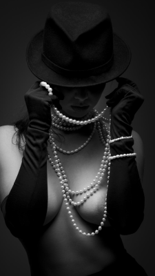 arnold-ziffel:She put on her hat… gloves… and pearls… and she didn’t have to say a word…