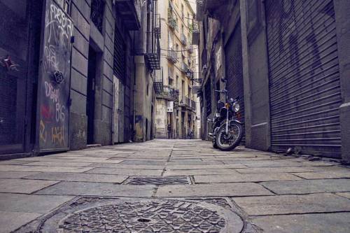 Missing the streets of Barcelona… and that beautiful Triumph motorcycle I came across.  #mattblum #lifetimeabroad #travel #wanderlust #adventure #explore #barcelona #spain #photography #photographer #theroadlesstraveled #streets #motorcycle  (at