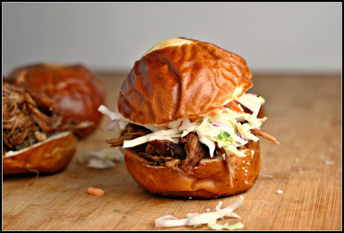 (via Balsamic Vinegar and Honey Pulled Pork Sliders)