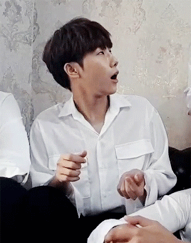 namsoogyu:  The way he cutely close his mouth （*´▽｀*）