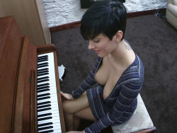 Shorthairchicks:  Tickling The Ivories