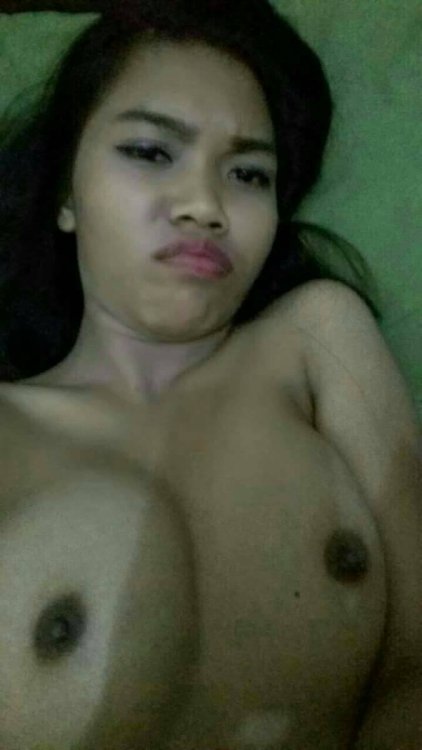 tiadaotak:  themalaysexaddict:  why do some girls have to full faces when they take nudes? Is not that guys look at your face when you shoot nudes. They look at your lady bits!  © Tiada Otak — 2016