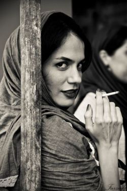embrouilla-mini:  Iranian Woman Smoking - Iran