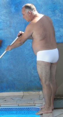 bemach:  homensmadurosesungas:  Handsome daddy. Pool side 3. I´ve lent one of my pair of trunks to him…  Do you know Chaturbate ?, try it…is free, and have a lot of dads, bears and chubs exposed and having sex online, is like tumblr, you can follow