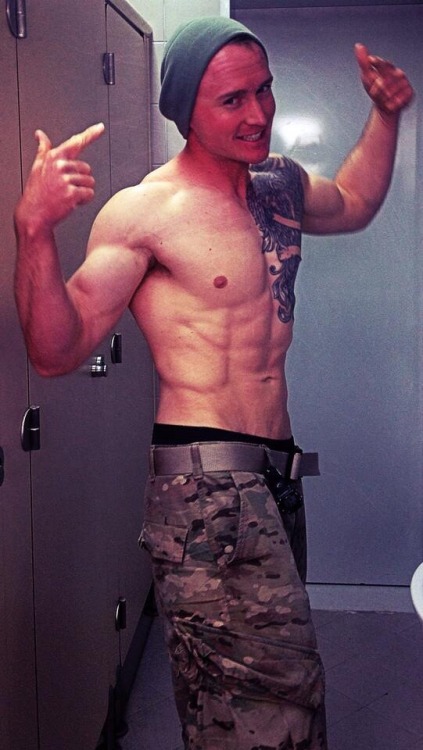 txcwbysexy:  txcwbysexy:  Sexy Military Stud  Ugh great military ass