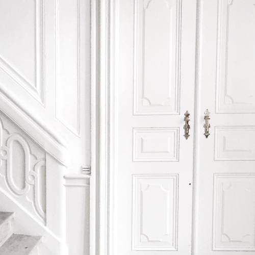 septemberedit:  Beutiful craftmanship details. I wish I had double doors like these. 🙌🏼 _____________________________________________________________ 